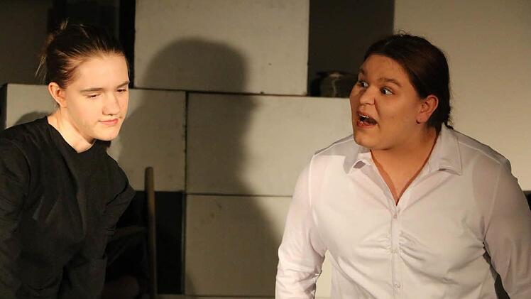Die Theatergruppe, hier Miriam Wever (links) und Jana Hornung (rechts), spielte auf eindrucksvolle Art und Weise verschiedene Szenen aus Molières Tartuffe.