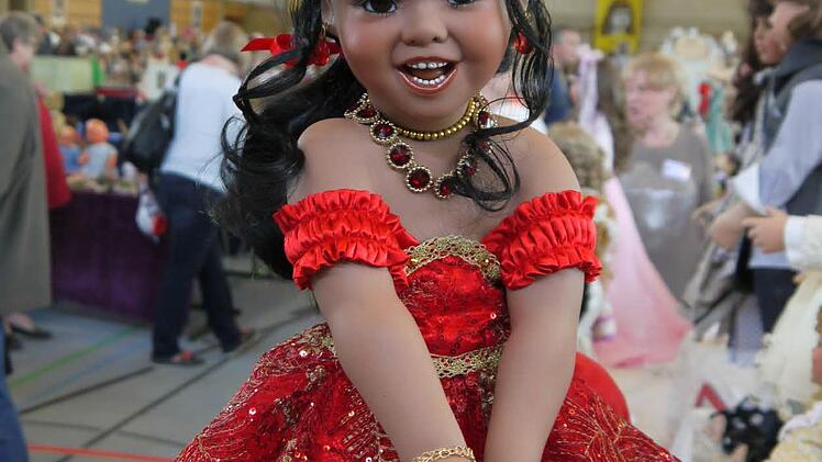 Hat am Samstag von 10 bis 17 Uhr noch einmal geöffnet: die Sammlerbörse für antike Puppen, Teddybären, Steifftiere, Miniaturen, Blechspielzeug, Eisenbahnen und Elastolin-Figuren in der Frankenhalle Neustadt. Foto: Berthold Köhler