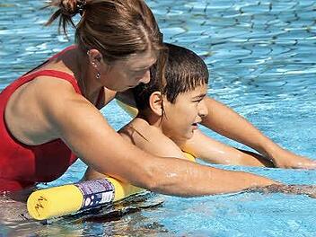 Schwimmen lernen macht Spaß. 14 Flüchtlingskinder haben sich zum Kurs angemeldet und lernen von Jeanette Kurz, sich sicher im Wasser zu bewegen. Schwimmbrett und Poolnoodle helfen beim Einüben der richtigen Technik.