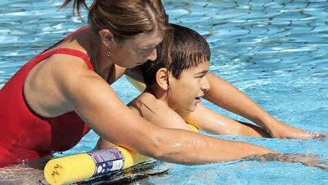 Schwimmen lernen macht Spaß. 14 Flüchtlingskinder haben sich zum Kurs angemeldet und lernen von Jeanette Kurz, sich sicher im Wasser zu bewegen. Schwimmbrett und Poolnoodle helfen beim Einüben der richtigen Technik.