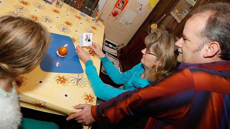 Familie Raab kann mit Halloween nichts anfangen. Ihnen ist vor allem wichtig, an Allerheiligen der Verstorbenen in der Familie zu gedenken. foto: Matthias Hoch