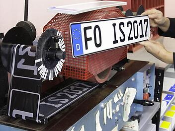 Im Schilderladen vor der Zulasssungsstelle in Forchheim können solche Schilder geprägt werden.  Foto: Josef Hofbauer