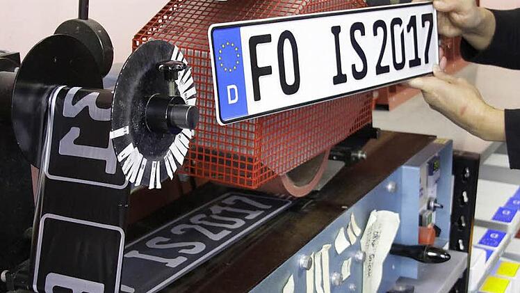 Im Schilderladen vor der Zulasssungsstelle in Forchheim können solche Schilder geprägt werden.  Foto: Josef Hofbauer