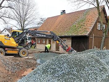Im Rahmen der Dorferneuerung Lindau ist die Firma STS derzeit dabei, die Fläche vor dem Dorfhaus neu zu befestigen. Rechts im Hintergrund die neue Festscheune. Foto: Dieter Hübner