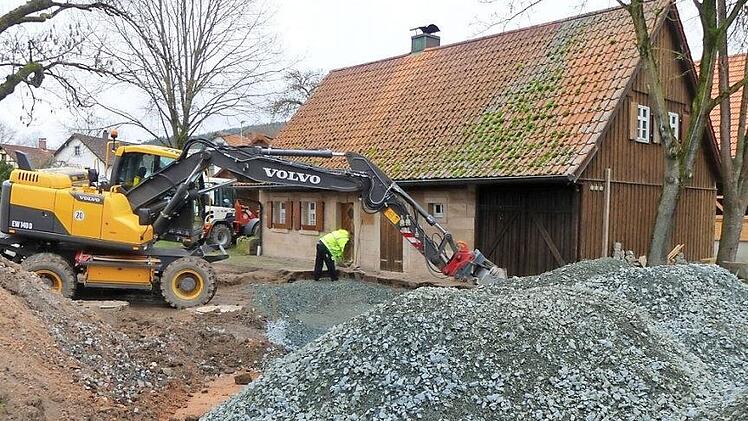 Im Rahmen der Dorferneuerung Lindau ist die Firma STS derzeit dabei, die Fläche vor dem Dorfhaus neu zu befestigen. Rechts im Hintergrund die neue Festscheune. Foto: Dieter Hübner