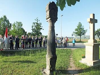 Eine der beiden Martersäulen war 2010 wieder aufgestellt worden, 2015 kam ein erneuertes Steinkreuz dazu, das Stadtpfarrer Helmut Hetzel bei der Flurprozession segnete. Foto: Manfred Welker