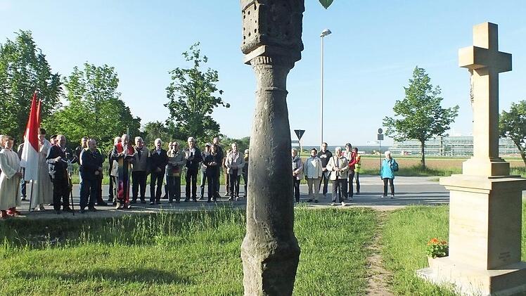 Eine der beiden Martersäulen war 2010 wieder aufgestellt worden, 2015 kam ein erneuertes Steinkreuz dazu, das Stadtpfarrer Helmut Hetzel bei der Flurprozession segnete. Foto: Manfred Welker