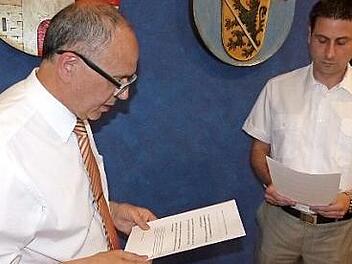 Bürgermeister Franz Uome (links) vereidigte den neuen CSU-Gemeinderat Marc Hartenberger auf die Gemeindeordnung.  Foto: Klaus-PeterWulf