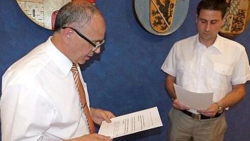 Bürgermeister Franz Uome (links) vereidigte den neuen CSU-Gemeinderat Marc Hartenberger auf die Gemeindeordnung.  Foto: Klaus-PeterWulf