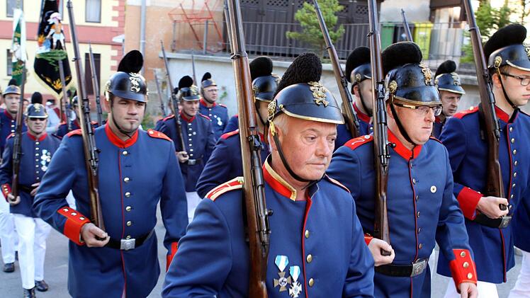 Seit über 40 Jahren ist Schorsch Heibl beim Fronleichnamsfest in Wallenfels bei den Soldaten dabei. Foto: Michael Wunder