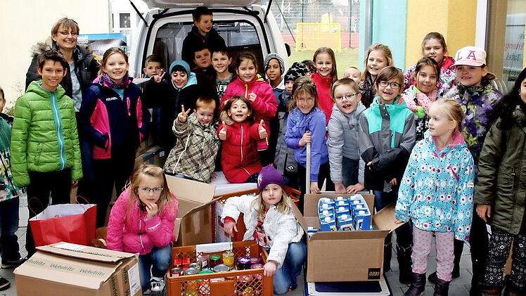 14 Kisten mit Lebensmitteln spendeten die Kinder. Foto: Gaby Richter