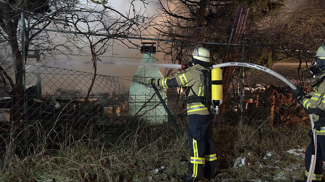 Tragödie in Mittelfranken: 56-Jähriger und seine zwei Hunde sterben bei Feuer in Gartenlaube
