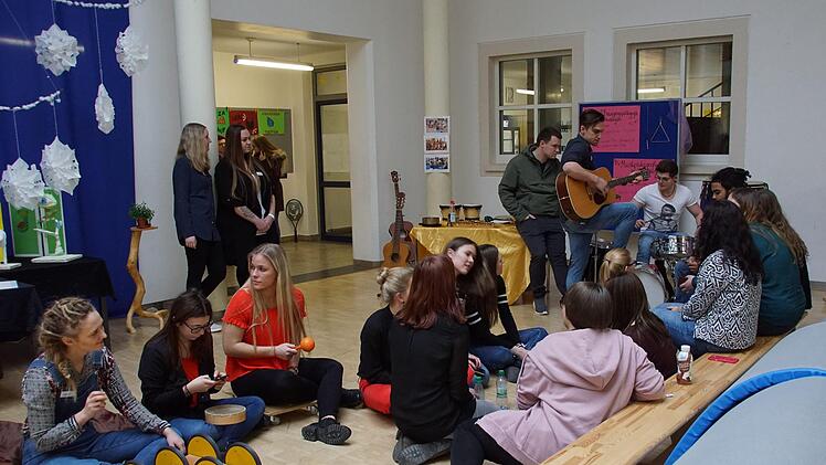 Musik und Theater gehören auch zum Lehrplan an der Fachakademie für Sozialpädagogik. So endete der Informationstag mit einer Jam-Session.Sabine Weinbeer