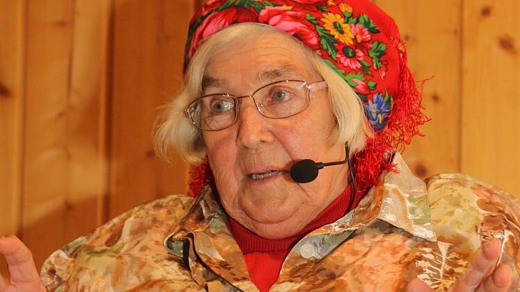 Sie gehört zum Welsberger Fasching wie das Salz in die Suppe: Oma Lina. Foto: Michael Stelzner