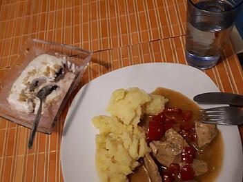 Ein warmes Essen am Tag sollte der Mensch zu sich nehmen. Doch mit zunehmendem Alter fällt das Kochen immer schwerer. Nathalie Langer