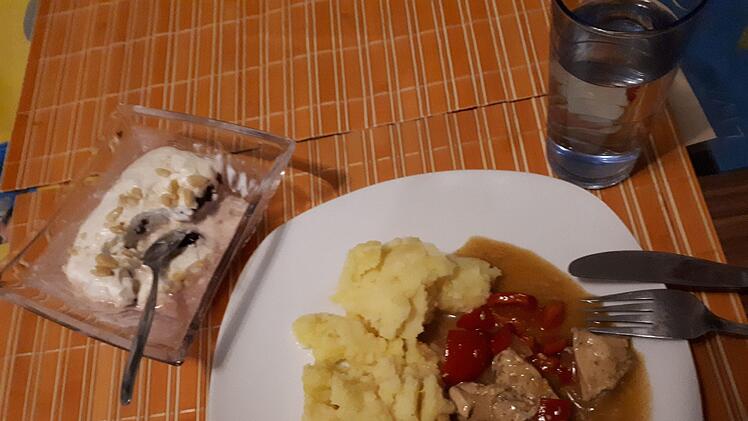 Ein warmes Essen am Tag sollte der Mensch zu sich nehmen. Doch mit zunehmendem Alter fällt das Kochen immer schwerer. Nathalie Langer