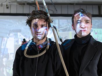 "Der Großinquisitor": Szene mit Valentin Kleinschmidt (links) und Thomas KaschelFoto: Simon Geistlinger