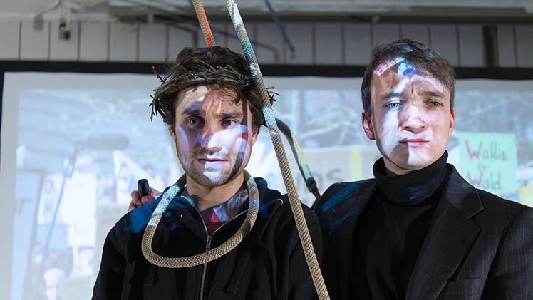 "Der Großinquisitor": Szene mit Valentin Kleinschmidt (links) und Thomas KaschelFoto: Simon Geistlinger