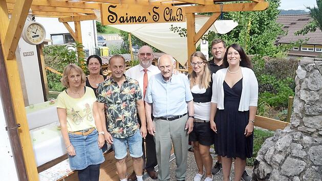 Bürgermeister Egon Herrmann (4. von links) gratuliert Simon Rupp (5. von links) zum 90. Geburtstag im Kreis der Familie und weiterer Gratulanten.  Foto: K.- H. Hofmann