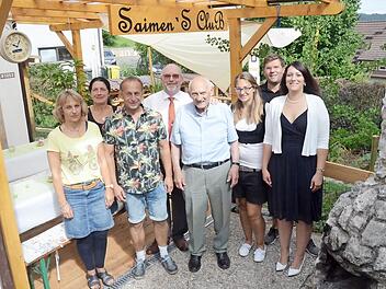 Bürgermeister Egon Herrmann (4. von links) gratuliert Simon Rupp (5. von links) zum 90. Geburtstag im Kreis der Familie und weiterer Gratulanten.  Foto: K.- H. Hofmann
