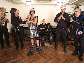 Thomas Gab, Rudi Gab, Sybille Litzmann, Christian Rappl, Manfred Bachmeier und Miran Melansek (v. l.) bilden "Frankonien Circus".      Foto: Richard Sänger