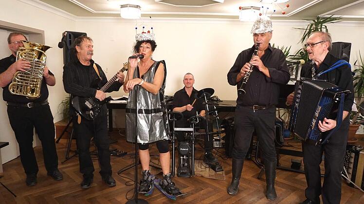 Thomas Gab, Rudi Gab, Sybille Litzmann, Christian Rappl, Manfred Bachmeier und Miran Melansek (v. l.) bilden "Frankonien Circus".      Foto: Richard Sänger