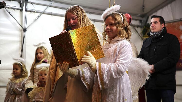 Ihren bereits vierten Auftritt als Seßlacher Christkind hatte beim Adventsmarkt am Wochenende Mia-Sophie Klee.