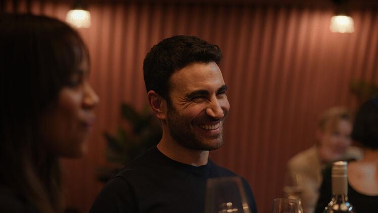 Emmy-Gewinner Brett Goldstein ("Ted Lasso") spielt nicht nur die Hauptrolle, sondern schrieb zusammen mit Regisseur William Bridges auch das Drehbuch.