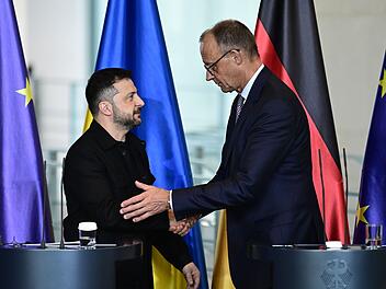 Wolodymyr Selenskyj (l) und Friedrich Merz (CDU, r)