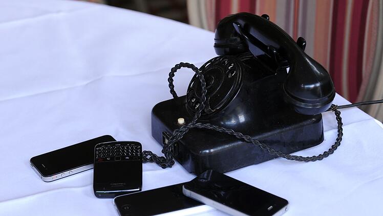 Altes Telefon und Smartphones