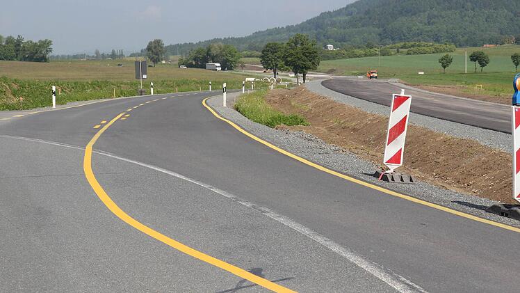 Alte Bundesstraße mit Bypass und neue Bundesstraße (rechts)