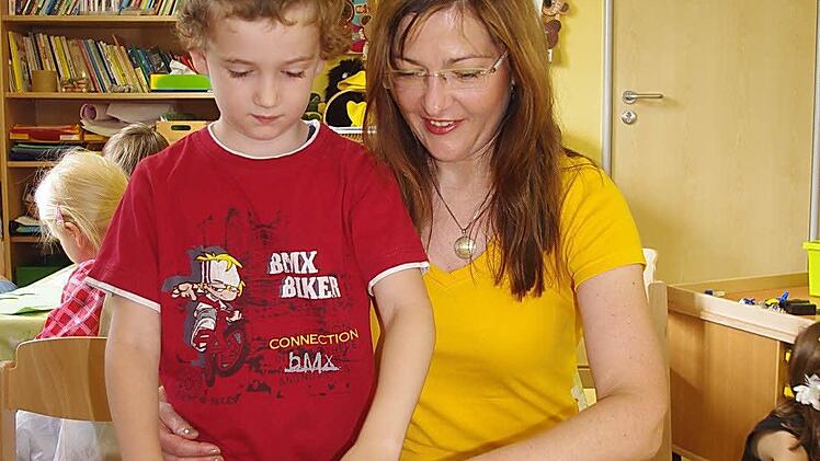 Sonja Welsch und ihr Sohn Henry beim gemeinsamen Puzzeln.