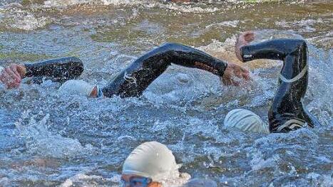 Da schien das Wasser im Main zu kochen: Das Schwimmen war angesichts der Außentemperaturen von über 30 Grad Celsius noch die angenehmste der drei Triathlon-Disziplinen.
