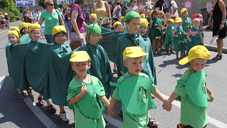 Raupen unterwegs: " Bunt blüht es im Wiesenfeld, dass es Raupen und Schmetterlingen gefällt", hatte sich der Kindergarten der Hl. Familie zum Thema gesetzt.