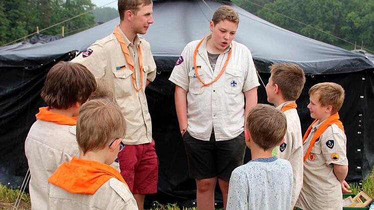 Finn (rechts hinten) und Joscha (li.) mit einem Teil ihrer Meute. Foto: Johanna Blum