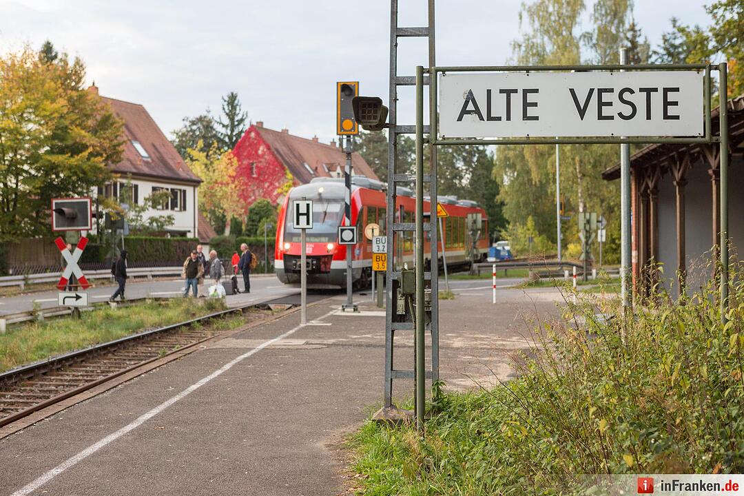 Pkw kollidiert mit Regionalbahn