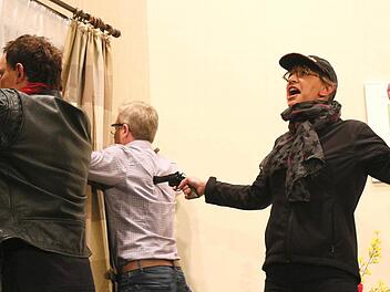 "Schön an der Wand stehenbleiben". Der Bankräuber von Wien (Regina Lang) scheint zu allem entschlossen. Kommissar Kiesling (links) und Polizist Hans-Rüdiger Scholz rühren sich deshalb lieber nicht von der Stelle. Fotos: Ralf Naumann