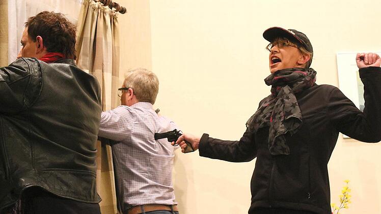 "Schön an der Wand stehenbleiben". Der Bankräuber von Wien (Regina Lang) scheint zu allem entschlossen. Kommissar Kiesling (links) und Polizist Hans-Rüdiger Scholz rühren sich deshalb lieber nicht von der Stelle. Fotos: Ralf Naumann