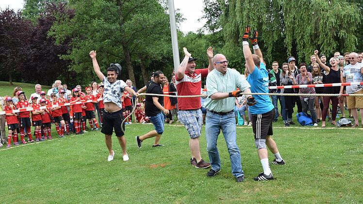 Jubel bei Team "Mix": Sie setzen sich gegen Team "Friese 2" durch. Foto: Daniela Pondelicek