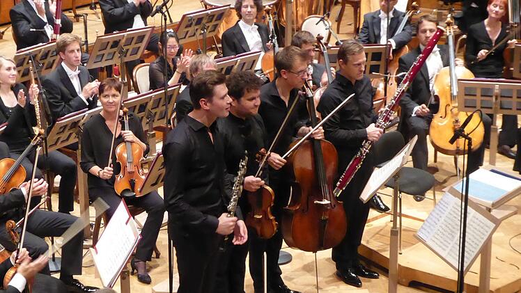 Am Ende einer vergnüglichen Auseinandersetzung: Joseph Haydns vier Solisten (von links) Andrey Godik (Oboe), Ilian Garnetz (Violine), Ulrich Witteler (Violoncello) und Alexei Tkatchuk (Fagott).  Foto: Gerhild Ahnert