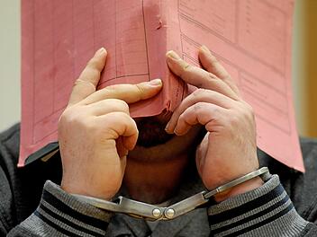 In Germering in Oberbayern hat ein Mann seine Nachbarin umgebracht und sich danach selbst angezeigt. Nun wird gegen den 63-Jährigen ermittelt. Symbolbild: Ingo Wagner/dpa