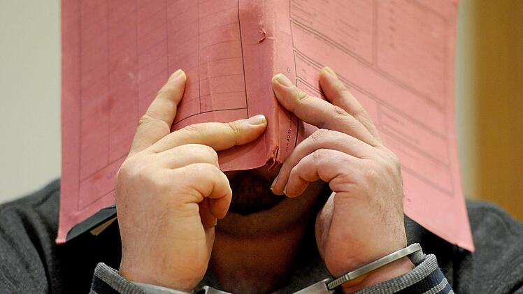 In Germering in Oberbayern hat ein Mann seine Nachbarin umgebracht und sich danach selbst angezeigt. Nun wird gegen den 63-Jährigen ermittelt. Symbolbild: Ingo Wagner/dpa