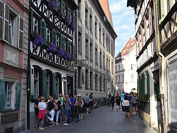 Die Beliebtheit des Stehbiers ist geblieben, der Stau nahezu verschwunden. Foto: Ronald Rinklef