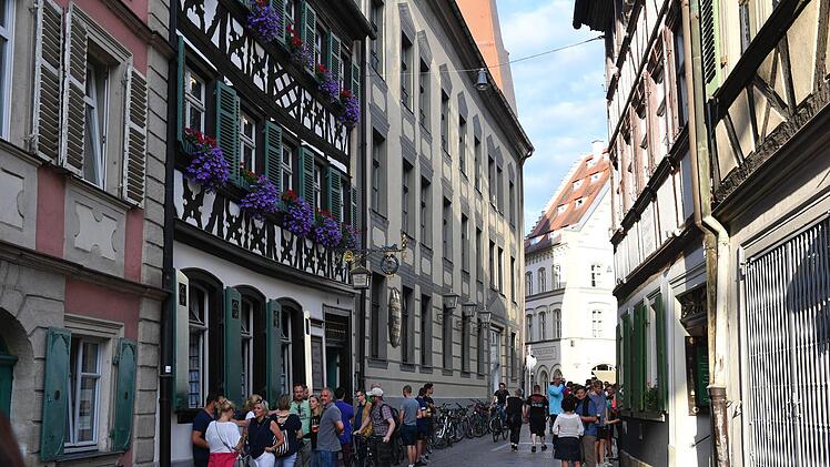 Die Beliebtheit des Stehbiers ist geblieben, der Stau nahezu verschwunden. Foto: Ronald Rinklef