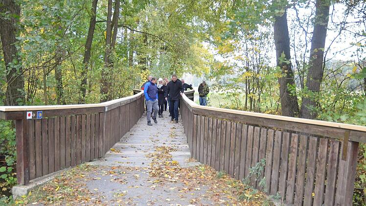 Die Holzkonstruktion trägt noch gut. Aber allzu lange möchte der  Rödentaler Bausenat nicht mi der Erneuerung der Brücke über die Itz nahe Park Rosenau warten.Rainer Lutz