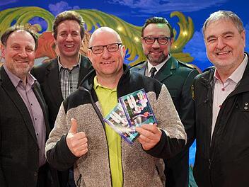 Auf dem Foto, v. l.: Redaktionsleiter Norbert Küber, Marco Anderlik, Präsident des Fastnacht-Verband Franken, Lebensretter Matthias Burger, Martin Wilhelm, Polizei-Vizepräsident Unterfranken, Bernhard Schlereth, Künstlerischer Leiter im Fastnacht-Verband Franken Foto: BR/Benjamin Baumann