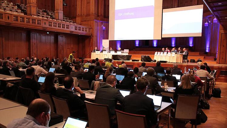 Etwa 130 Teilnehmer, darunter Behördenvertreter, Rechtsanwälte und betroffene Bürger, informierten sich über die Bundesfachplanung.