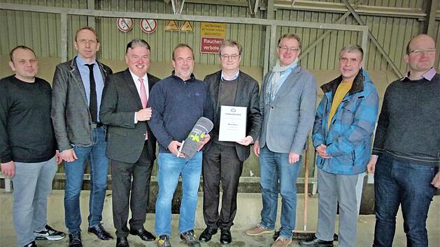 Der Zweckverband Müllverwertung Schwandorf verabschiedete Alfred Müller in den Ruhestand. Im Bild (von links) Patrick Stöcker, Abfallberater Detlef Zenk, Landrat Klaus Peter Söllner, Alfred Müller, Verbandsdirektor Thomas Knoll, stellvertretender Geschäftsleiter Franz Grabinger, Personalrat Dietmar Zweck und Christian Beer  Foto: Werner Reißaus