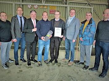 Der Zweckverband Müllverwertung Schwandorf verabschiedete Alfred Müller in den Ruhestand. Im Bild (von links) Patrick Stöcker, Abfallberater Detlef Zenk, Landrat Klaus Peter Söllner, Alfred Müller, Verbandsdirektor Thomas Knoll, stellvertretender Geschäftsleiter Franz Grabinger, Personalrat Dietmar Zweck und Christian Beer  Foto: Werner Reißaus
