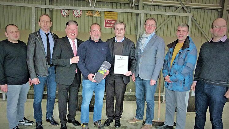 Der Zweckverband Müllverwertung Schwandorf verabschiedete Alfred Müller in den Ruhestand. Im Bild (von links) Patrick Stöcker, Abfallberater Detlef Zenk, Landrat Klaus Peter Söllner, Alfred Müller, Verbandsdirektor Thomas Knoll, stellvertretender Geschäftsleiter Franz Grabinger, Personalrat Dietmar Zweck und Christian Beer  Foto: Werner Reißaus